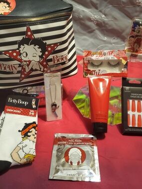 Betty Boop Cosmetic/Travel Bag + Collectible Lip Gloss +Necklace+ More!!